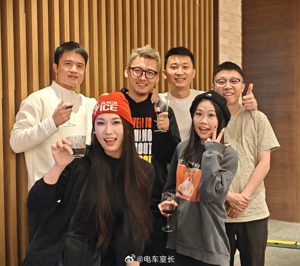 和兄弟们在领克集结了，今天看起来被抽空了，发色真的牛逼，准备去滑夜体力无限，今天