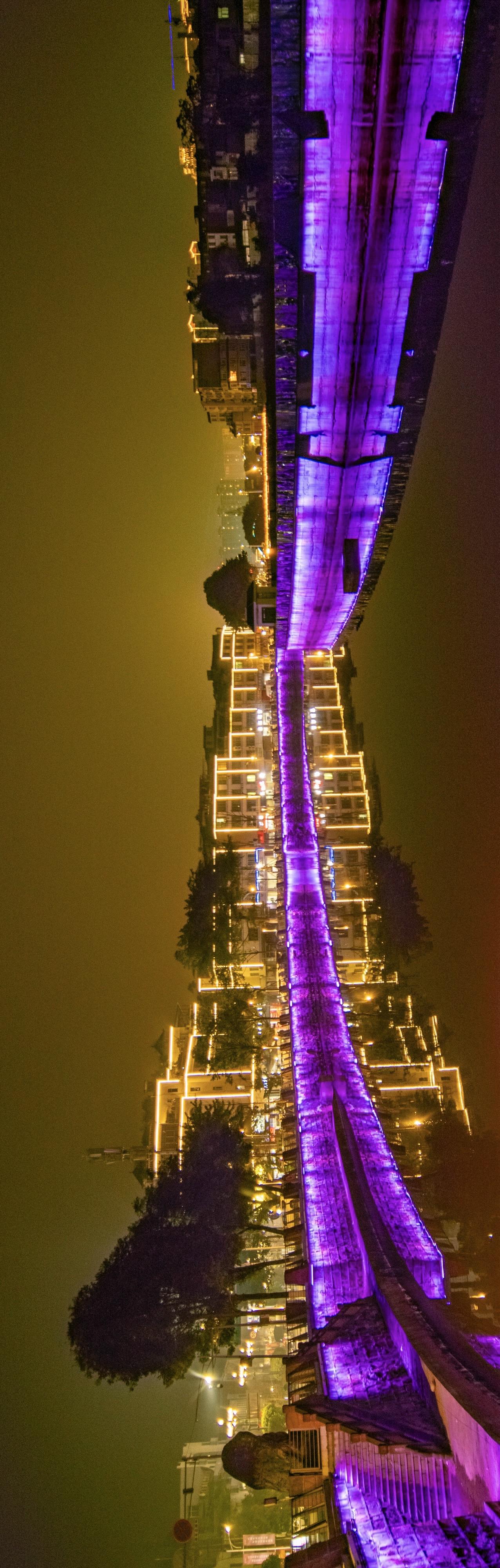 清溪蒙水绕城流，名山河畔夜色幽。
波光粼粼映灯火，繁华盛景眼底收。
蒙顶巍峨立云