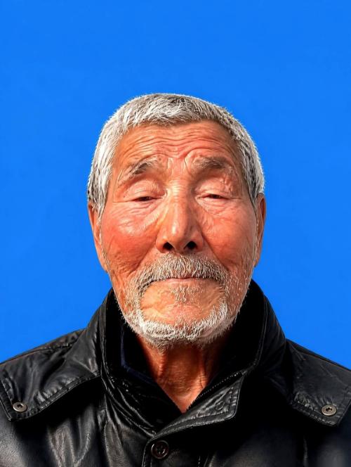 六十三岁那年，他借遍全村四万块钱，不顾全家老小死活一头扎进不毛之地的荒山，这个山