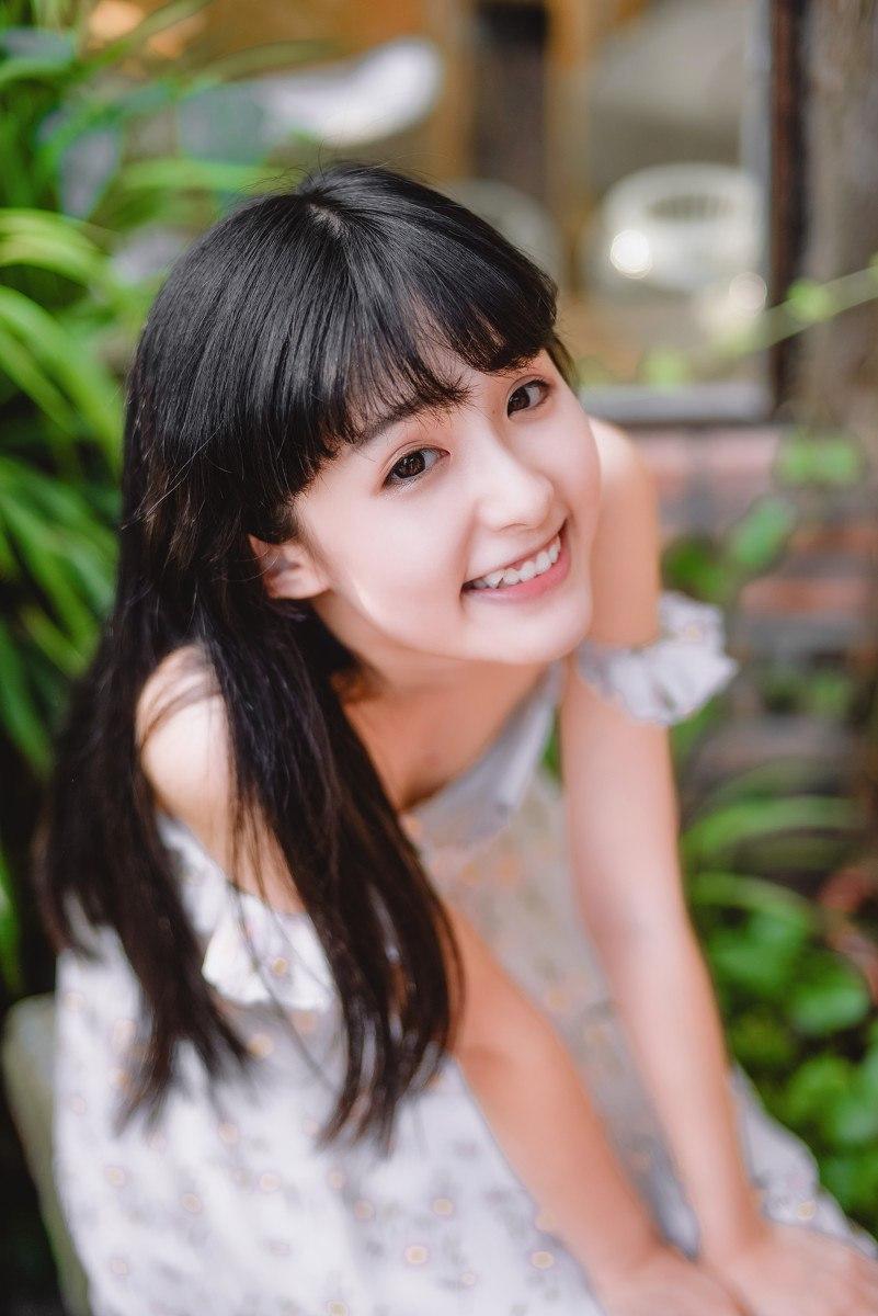 阳光明媚的午后，甜美少女在绿植间微笑。高雅气质美女 分享美少女美照 自然清新美少