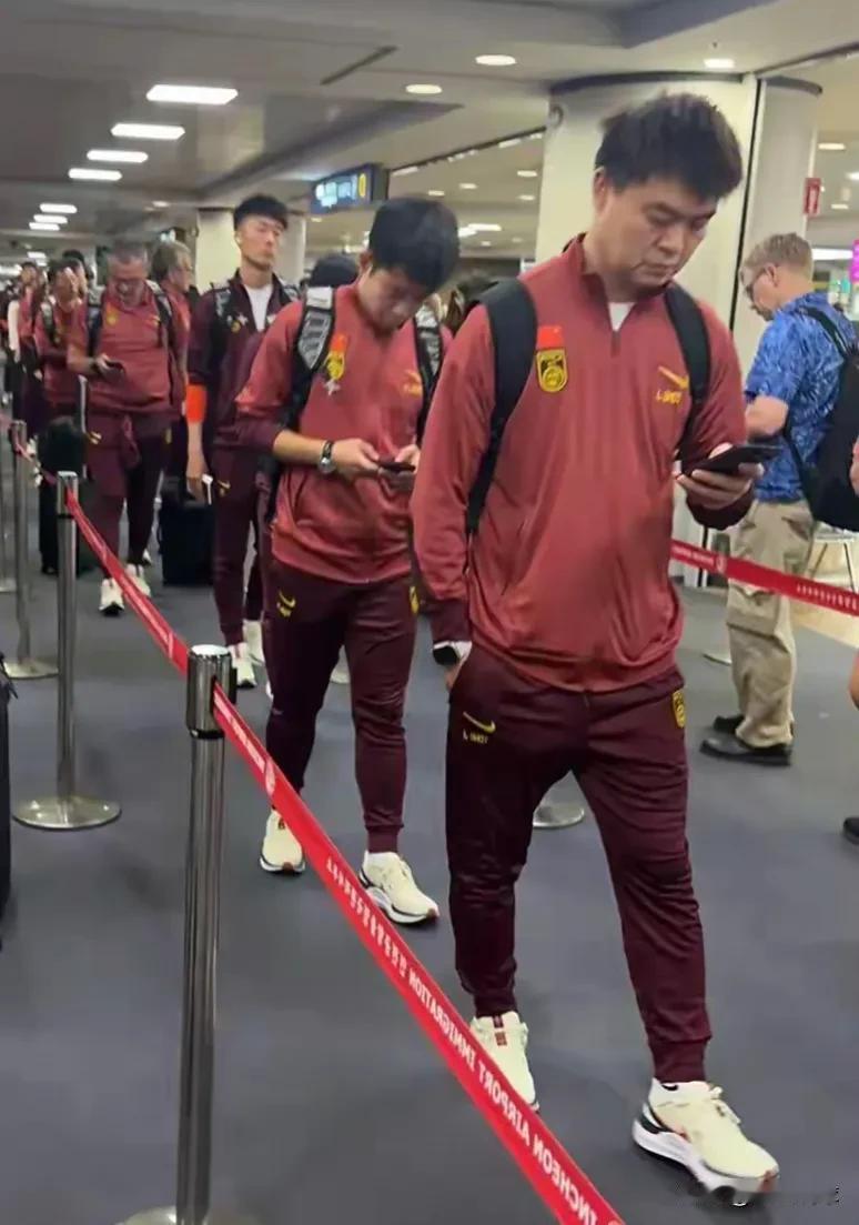 请务实一点！国足出发到达韩国，此番出征，三点要注意：
1. 尽最大可能把防守做好