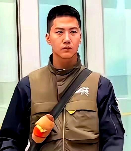 胡军这儿子，真是自己活成了一束光！

最近在北京机场，16岁的康康跟胡军站一块，