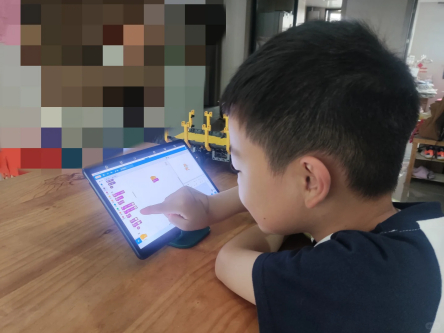 孩子班上好几个同学都在核桃编程，家长们拉了个群经常交流。看着孩子们一个个从不会写