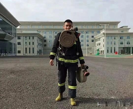 “全能型消防员”并非指单兵能包揽所有专业岗位，而是指在“全灾种、大应急”背景下，