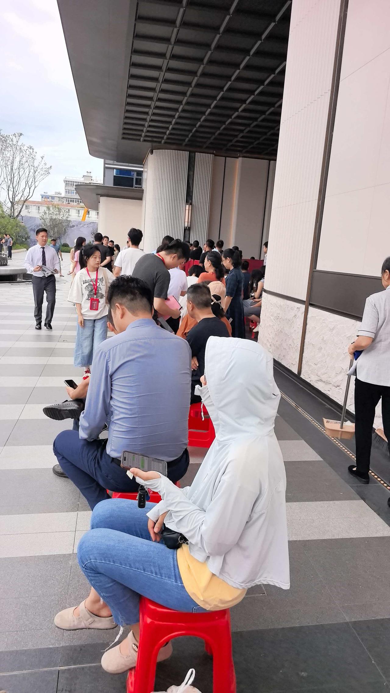 坐标南昌：一大早就开始排队抢房了
2026年7月4日
