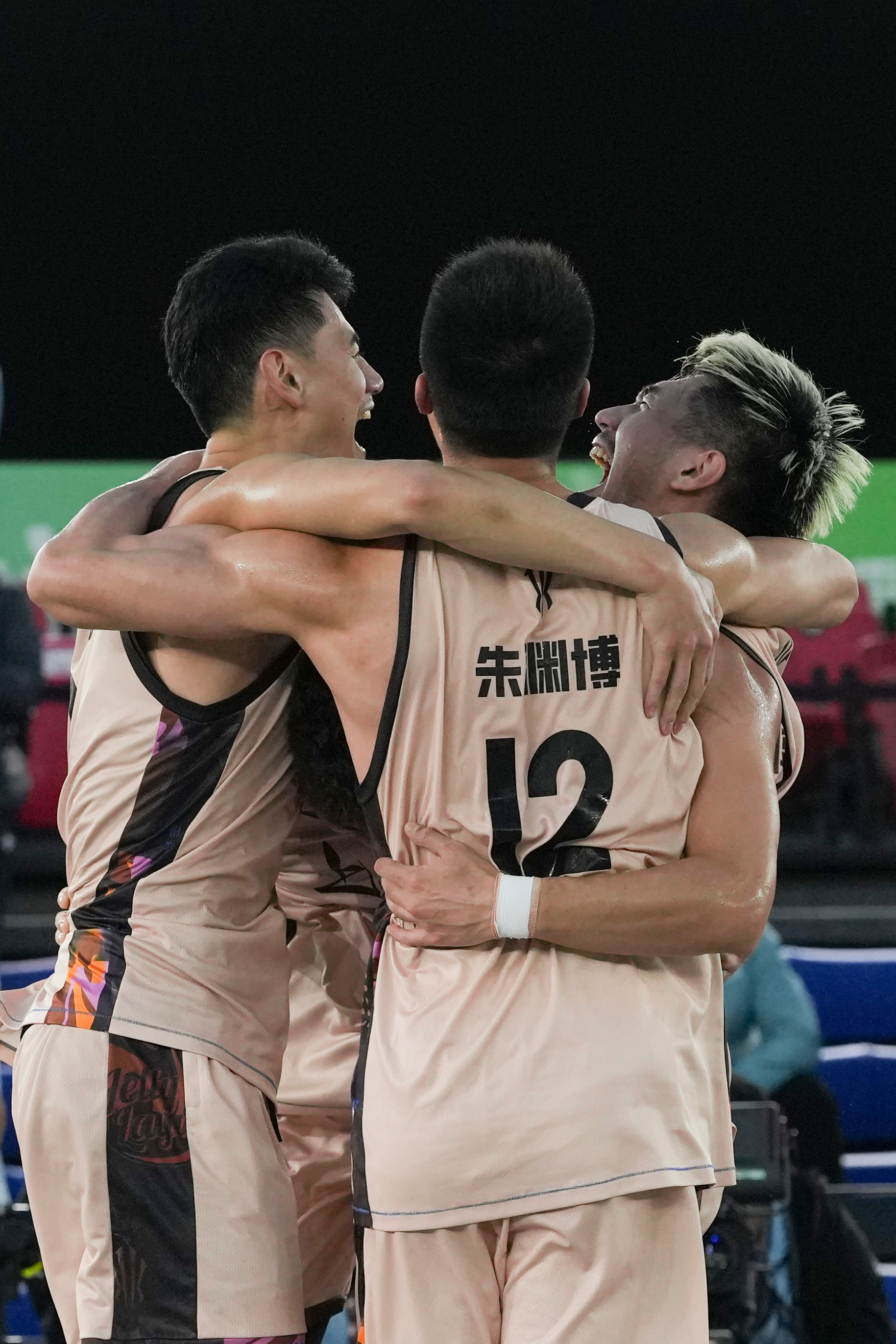 颜鹏，半决赛扭伤了左脚，决赛又崴到了右脚，一直都在坚持；朱渊博，直到出发前一周才