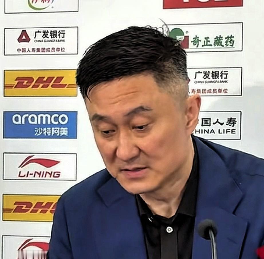暂停哨刚响，广东队替补席的气氛一下就冻住了，杜锋没布置任何战术，所有话都冲着徐昕
