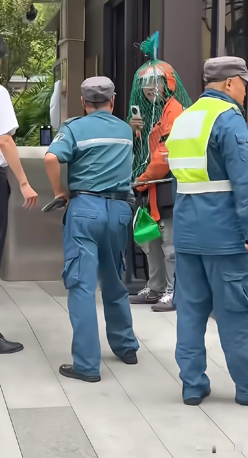 这保安真有本事，凭一人之力活着外卖小哥一枚。简直就是保安中的人中龙凤，前途不可限