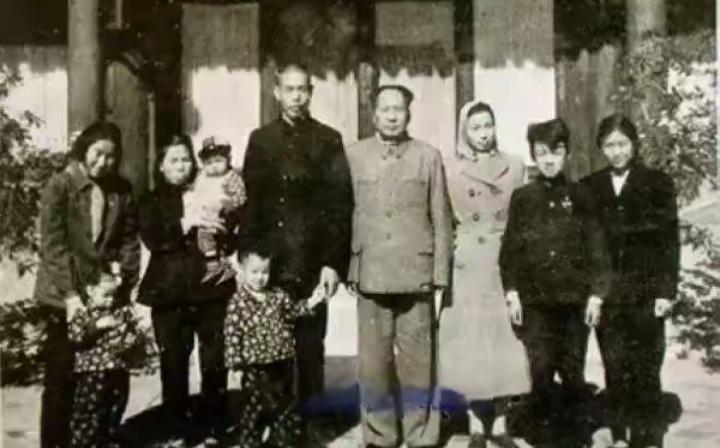 日理万机仍念故土！中南海一张合影，读懂伟人的家国与乡情。

新中国成立之后，毛主