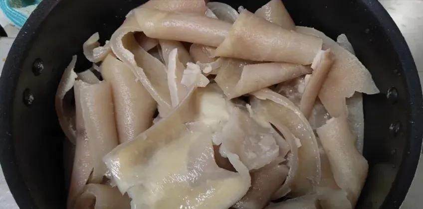      每回吃肉余下的猪皮，攒了好些时候。


       大火滚一滚，耐心