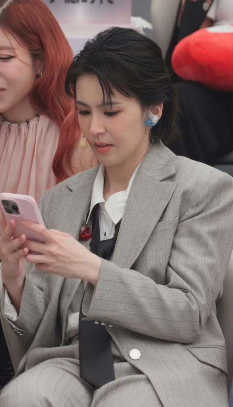 曾沛慈 zpc曾沛慈对王濛贴脸开大 zpc曾沛慈学东北话像唱rap 
姐姐们都好