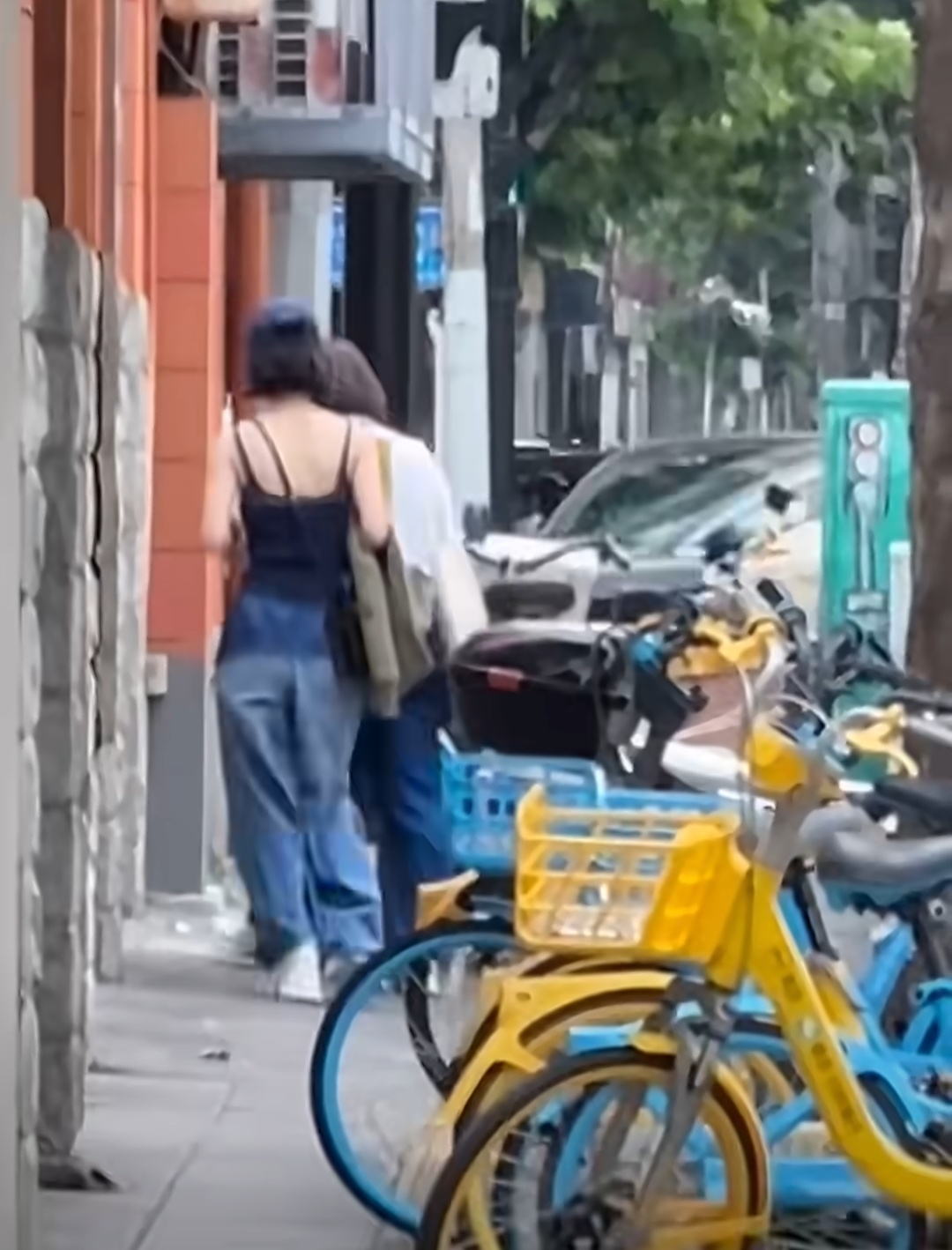 偶遇赵丽颖穿吊带逛街你会不会突然的出现，在街角的咖啡店，在街头某个角落上次在咖啡