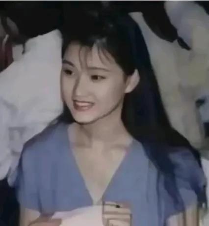 她是女高音歌唱家，突然之间就没有动静了很可惜！她凭借一首《小背篓》，直接打开了通