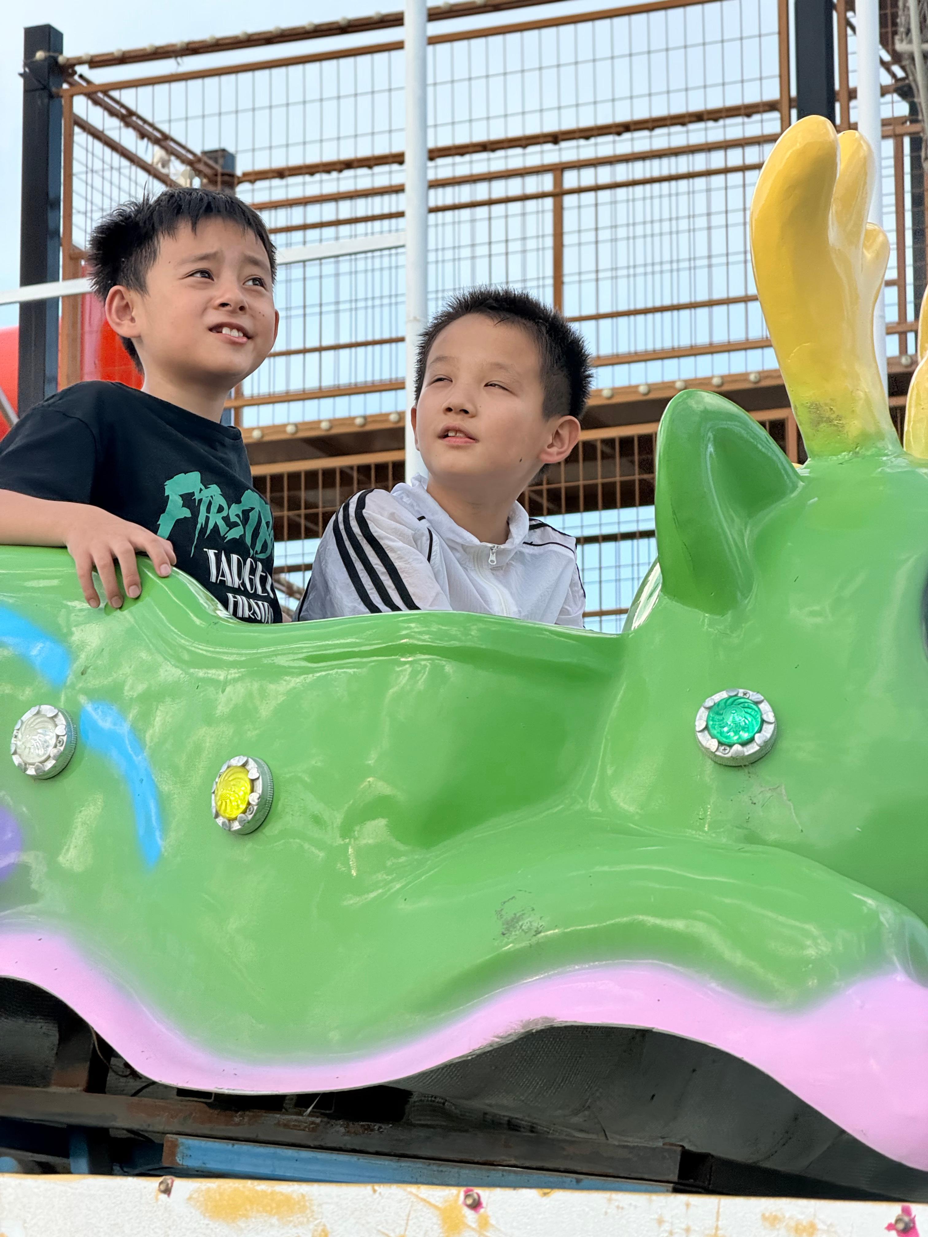 翻看相册，发现拍外甥女拍到一个超像敖瑞鹏的小朋友，这个表情也像，哈哈哈哈