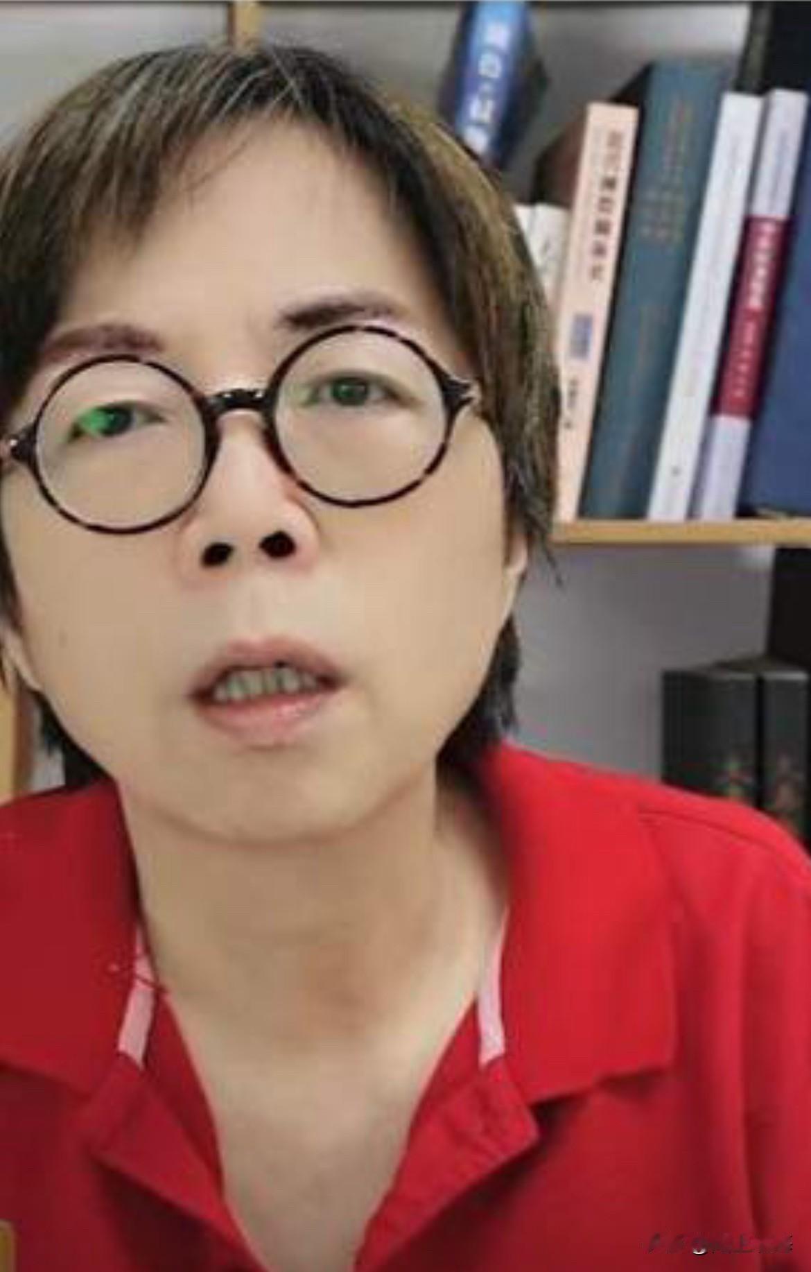 黄智贤还是统派吗？

近期，很多网友认为黄智贤“批蓝不批绿”。
不少人质疑，黄智
