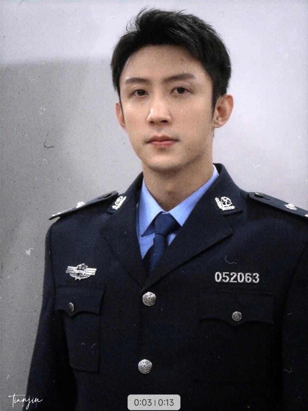 确诊为黄景瑜走路粉 黄景瑜走路气场封神，一步三摇直戳心巴，宽肩窄腰背影超有范儿，