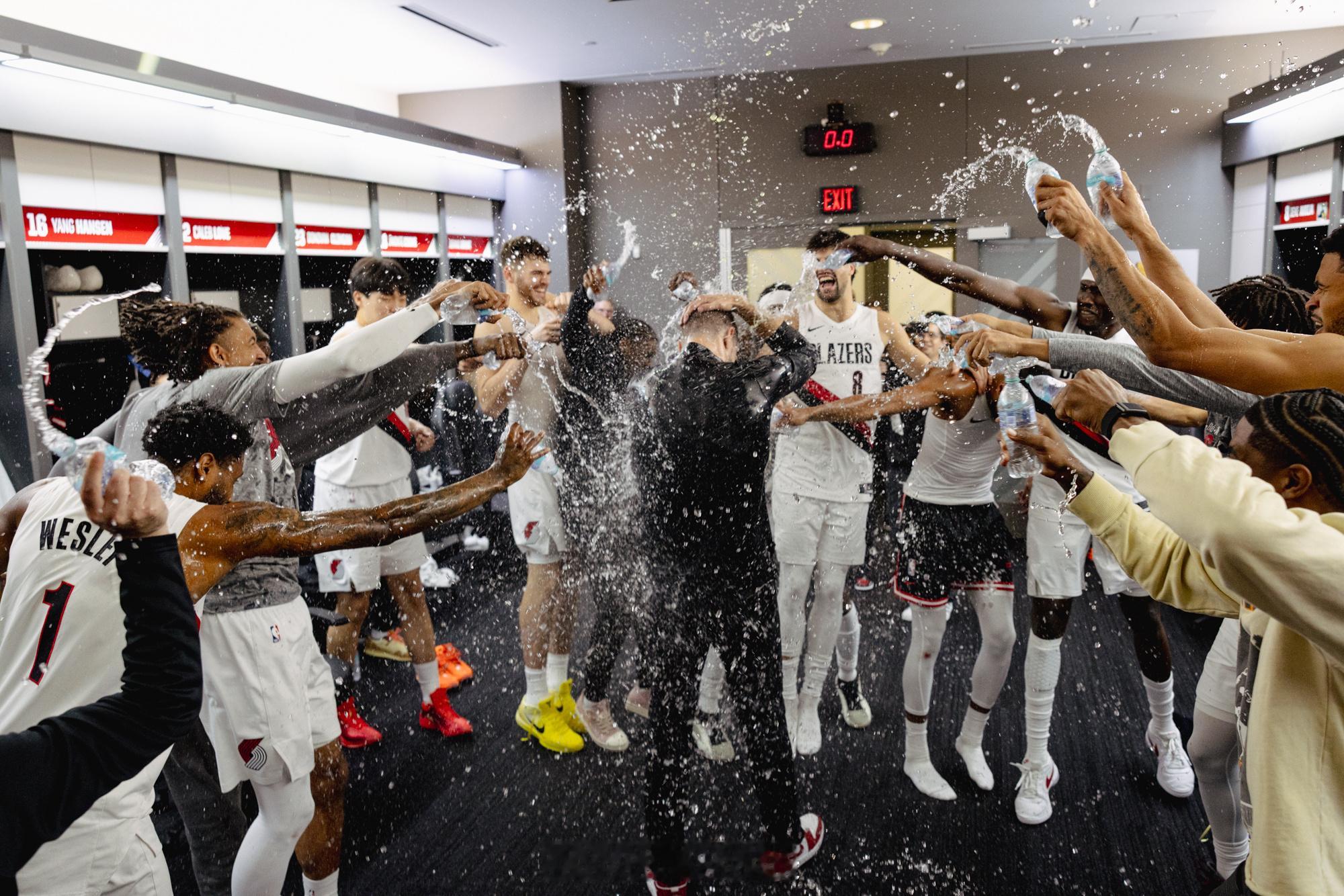 开拓者赛后在更衣室为斯普利特庆祝NBA执教首胜，杨瀚森也泼水泼得挺起劲儿[嘻嘻]