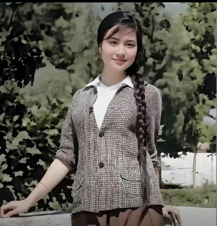天呐，真美难怪迷住了洪晃她爹，美若天仙，比章含义漂亮十倍，洪晃的继母。
你知道她