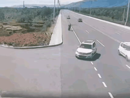 我看到右方没车才右转的呀！到底问题出在哪里？