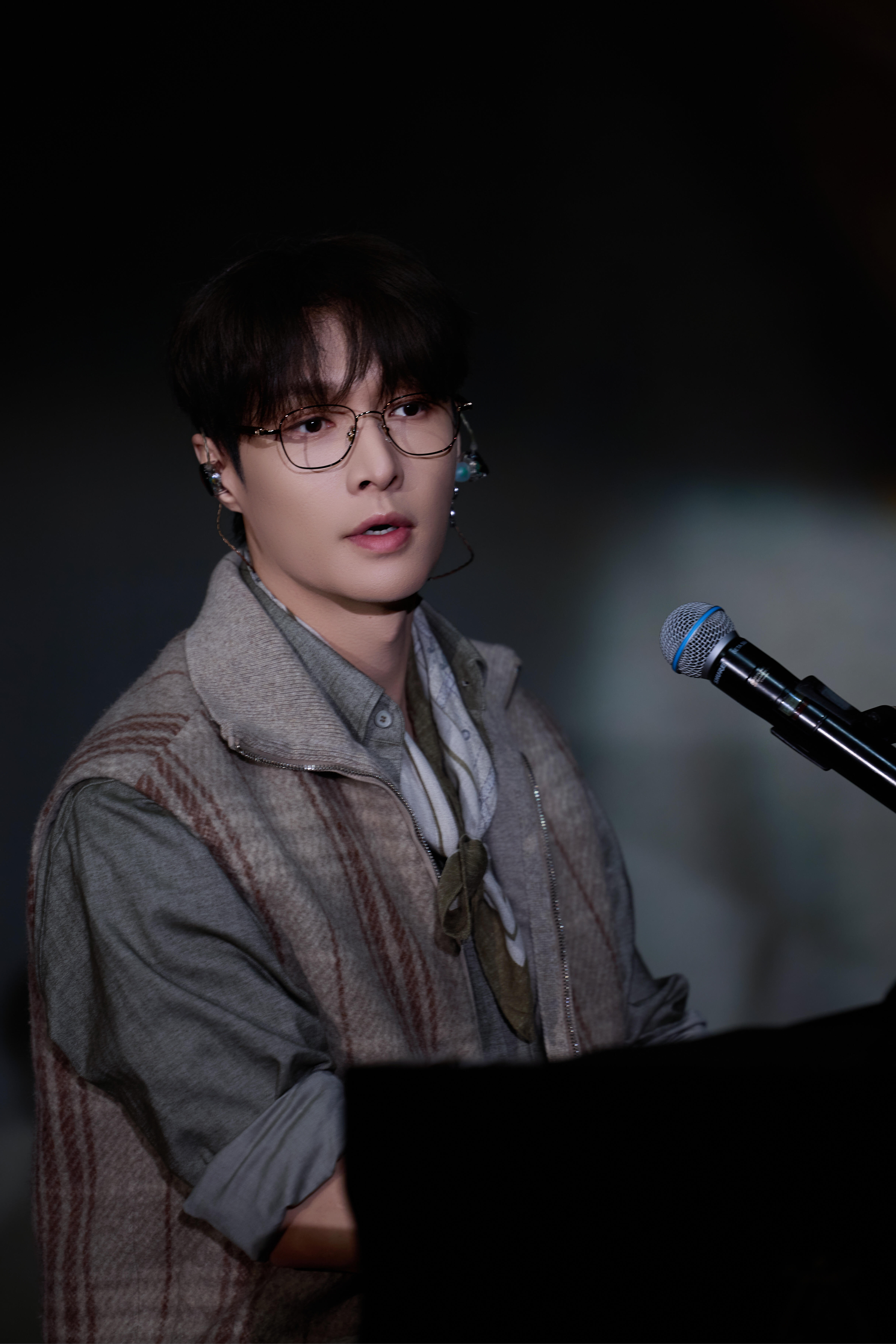 早期的平凡少年张艺兴1991年出生于湖南长沙，6岁时因长相乖巧被导演选中出演电视