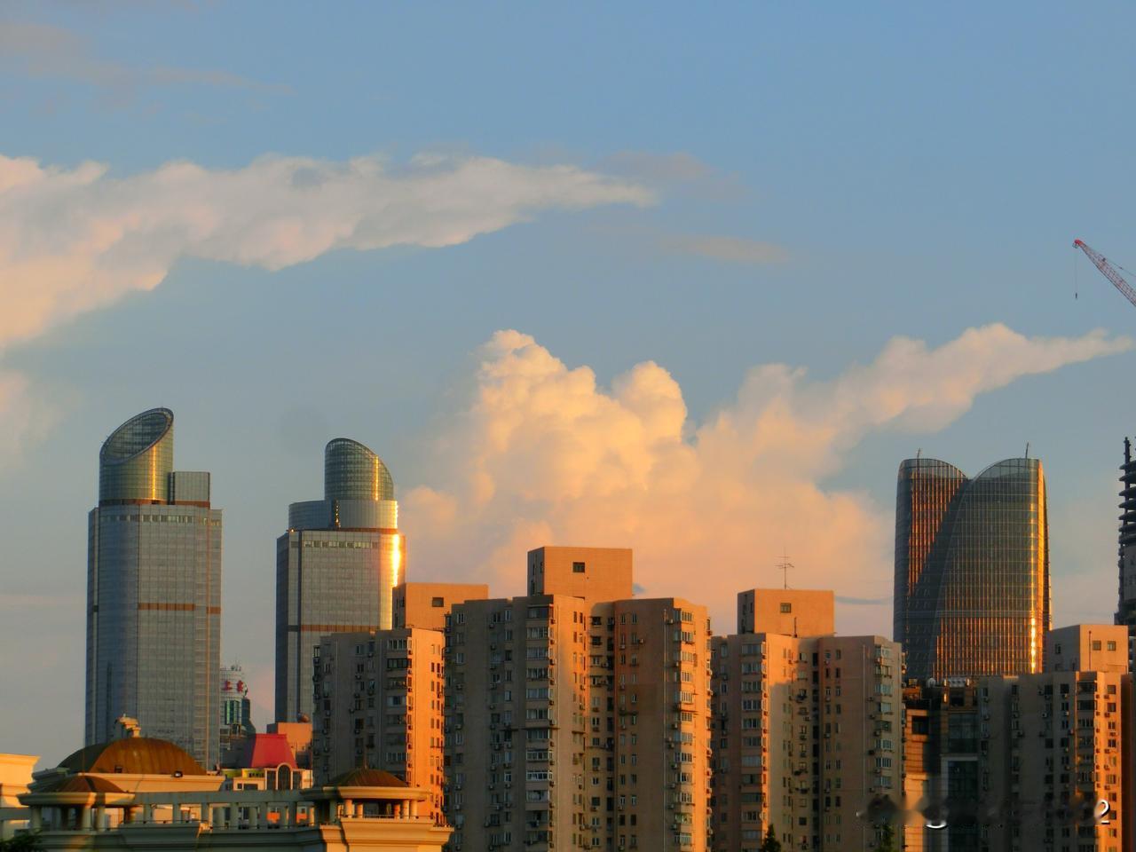 金色徐家汇！

      天空的彩云和金色的晚霞，犹如给城市的建筑物穿上了美丽
