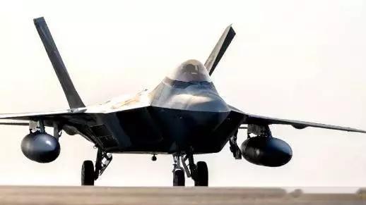 当地时间24日，当天早些时候，12架美军F-22战斗机从英国起飞飞往以色列，除其