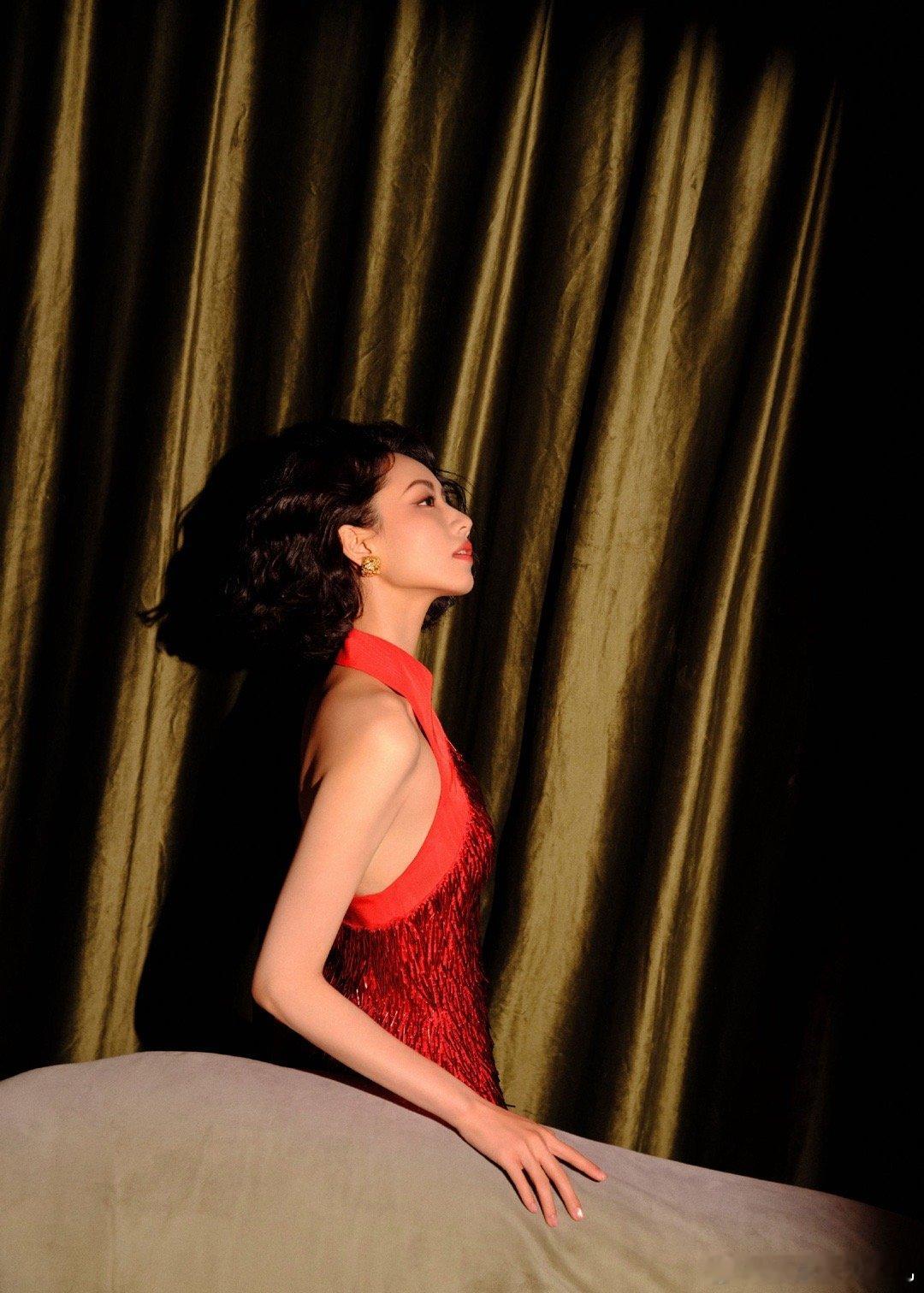 刘惜君 去年红鞭炮今年粉烟花 刘惜君把过年穿成了视觉盛宴！去年红鞭炮的炽热还在眼