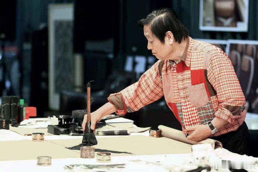 #韩美林87岁还去青藏高原采风# 韩美林，以高龄之躯踏上青藏高原，延续 47 年