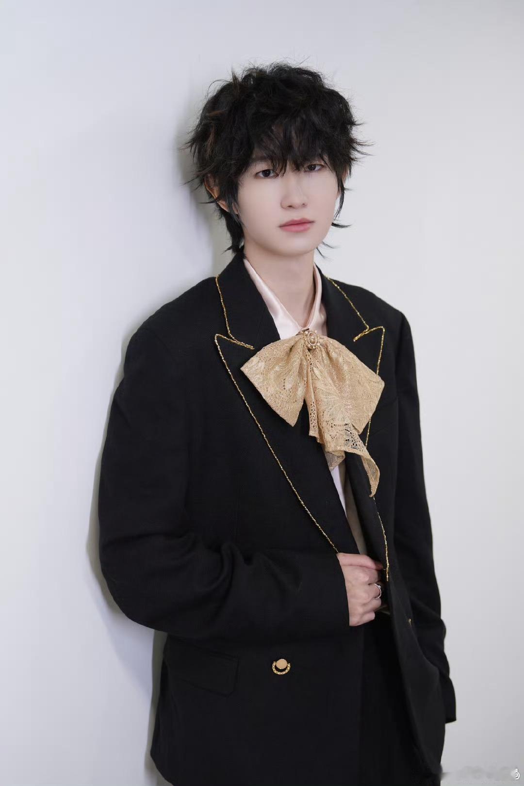 一诺有自己的阿贝贝反差感直接拉满！一诺在节目里掏出睡觉专属小被子，坦言必须摸着才