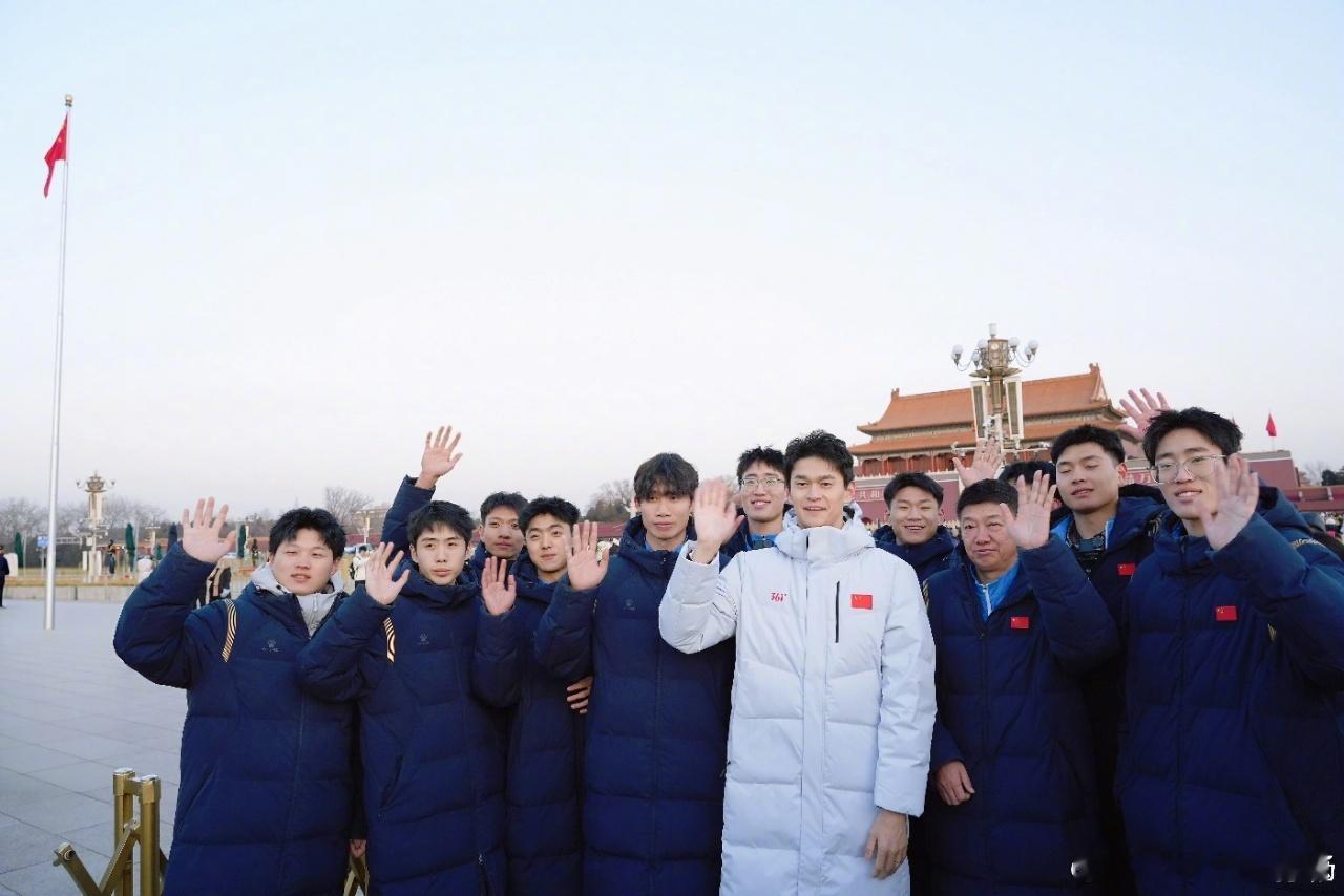 孙杨开口以为泳池来水了 孙杨网晚舞台太有梗！唱《月亮照山川》一开口像泳池来水，全