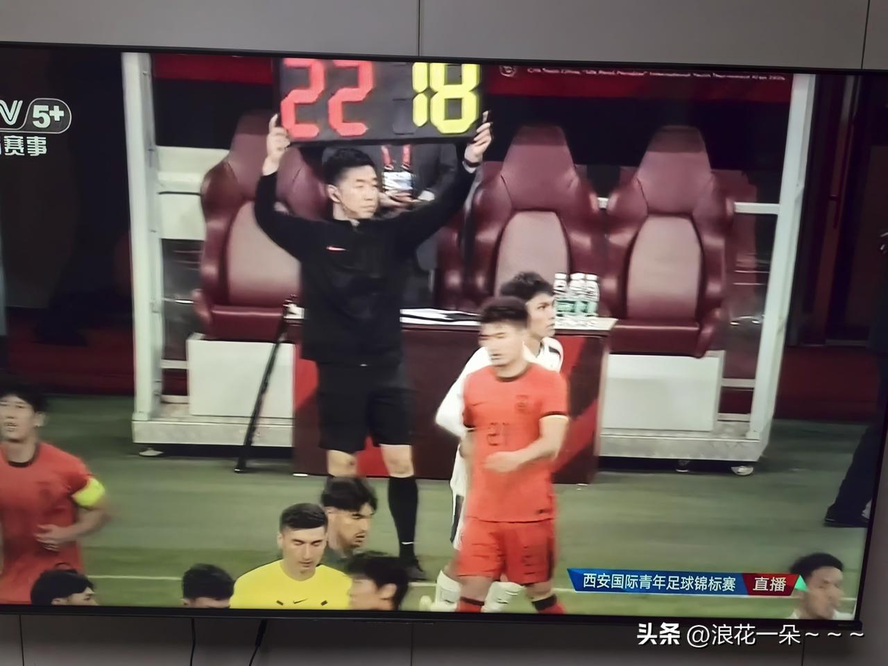 闹心吧？半场比赛看下来0:2落后了，这可是跟泰国踢啊！都是年轻轻的小伙子，这个成