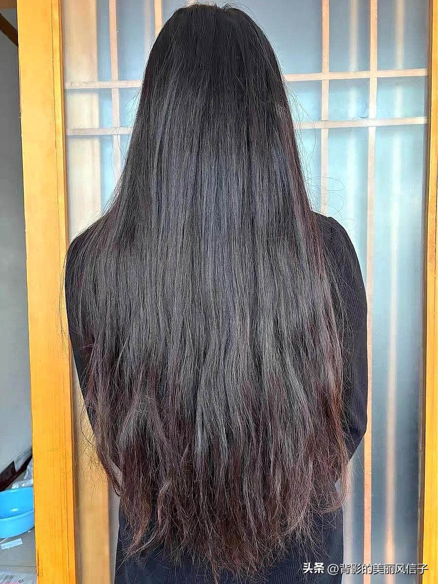 柔顺亮丽的长发，自然垂落，尽显美丽风信子