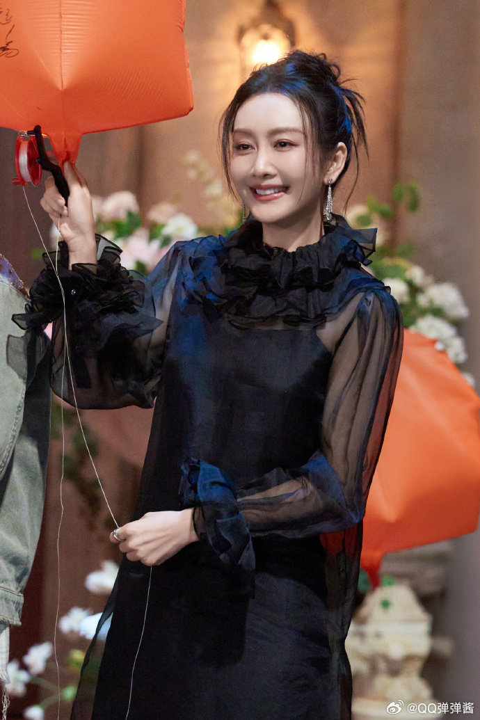 大侦探收官录制放天灯大侦探祝福都在灯里了大侦探收官放天灯啦！ 把祝福都写进灯里，