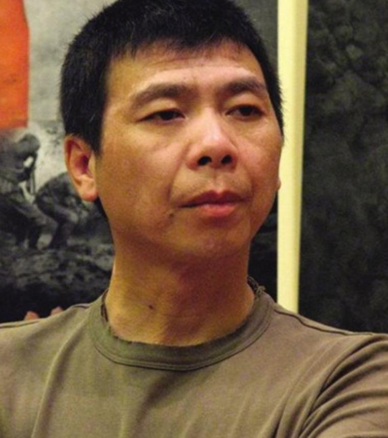 他开着豪车去看望瘫痪在床的母亲，照顾了母亲16年的姐姐小心翼翼地问他，能不能找一