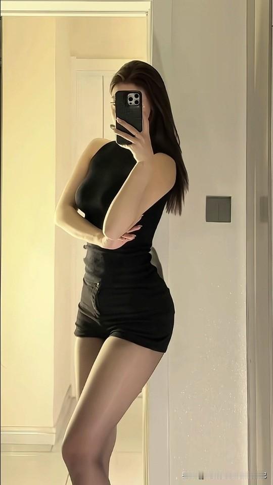 偏爱这种自带清冷感的黑色穿搭
简单的剪裁，利落的线条，用黑丝和高跟轻轻点缀，不刻