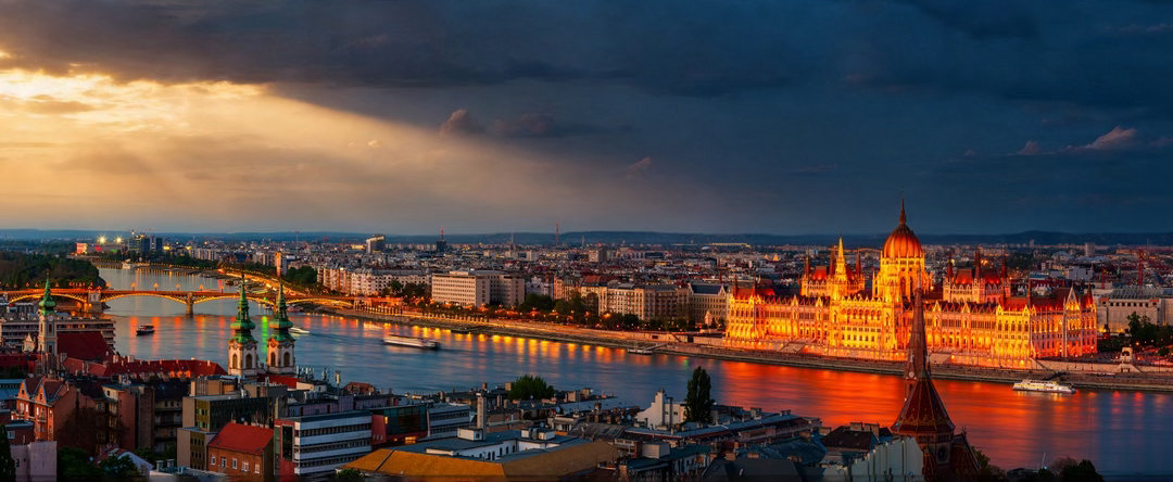 城市被点亮！多瑙河边的这一刻，布达佩斯像回到了自己的黄金时代。 