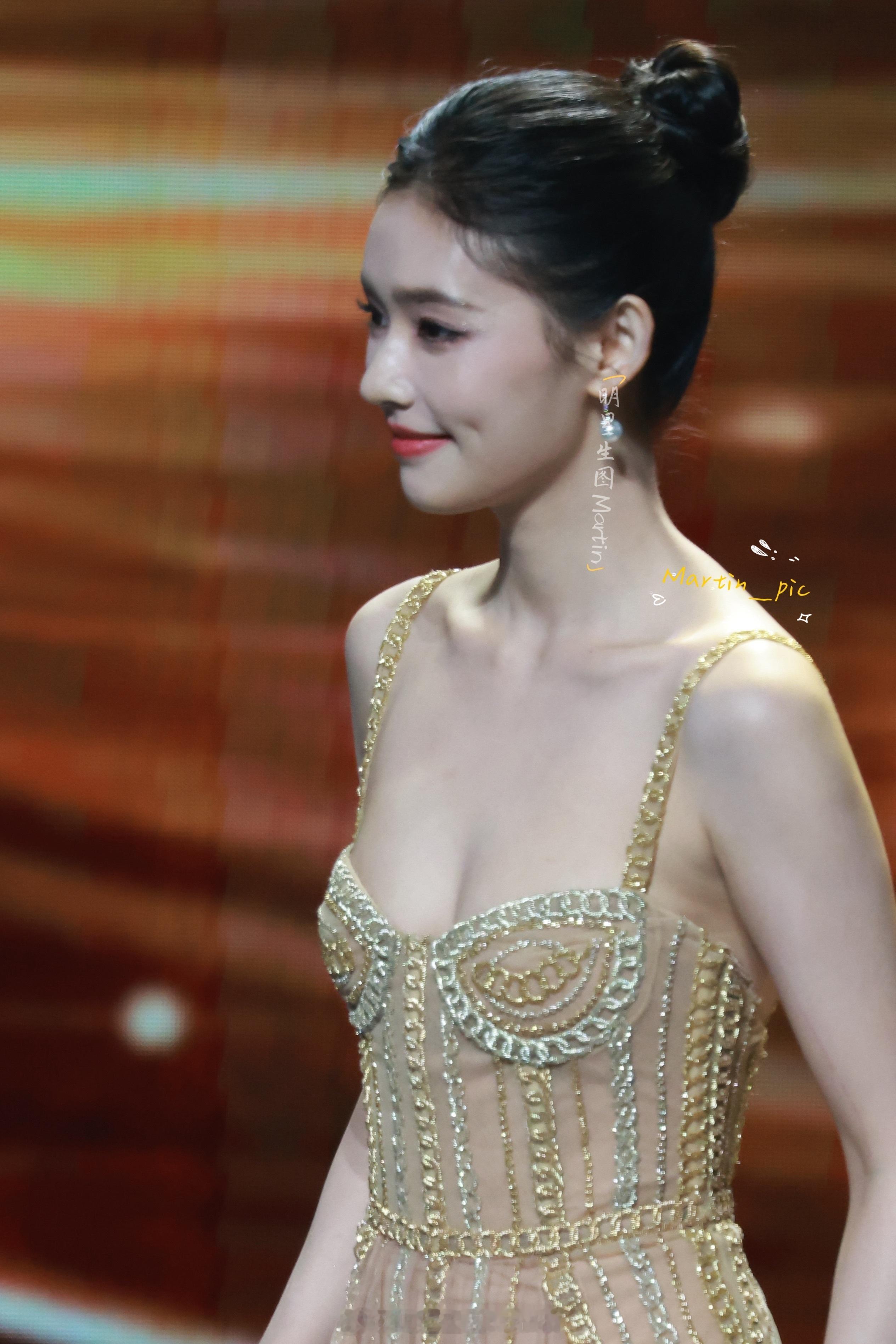 林允红毯状态林允 电影节闭幕式内场生图掉落~霞姐眼睛👀真的好大[爱你][爱你]