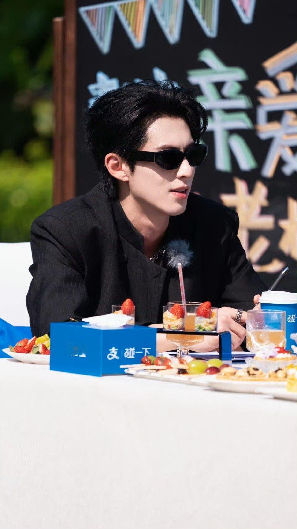 王鹤棣为客栈开业做准备亲爱的客栈从小管家到主理人，王鹤棣认真备业，客栈即将开张✨