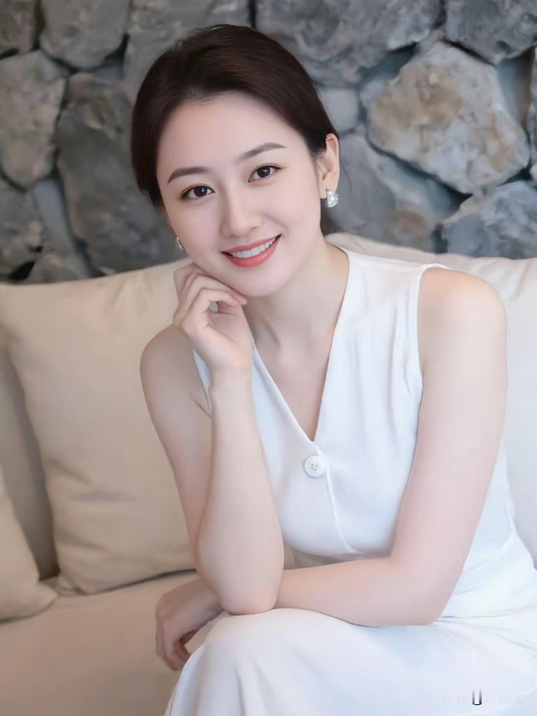 就冲这份容颜，作为男人，赶快赚钱，把她娶回家，美好的基因不要浪费了！