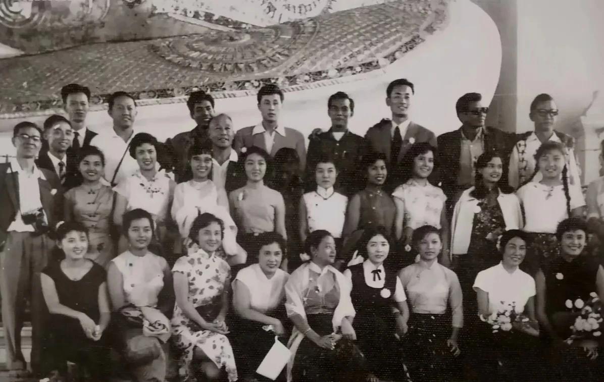 中国电影代表团出访缅甸，这次应该是演员最多 最豪华的一次
崔嵬 王心刚 庞学勤 