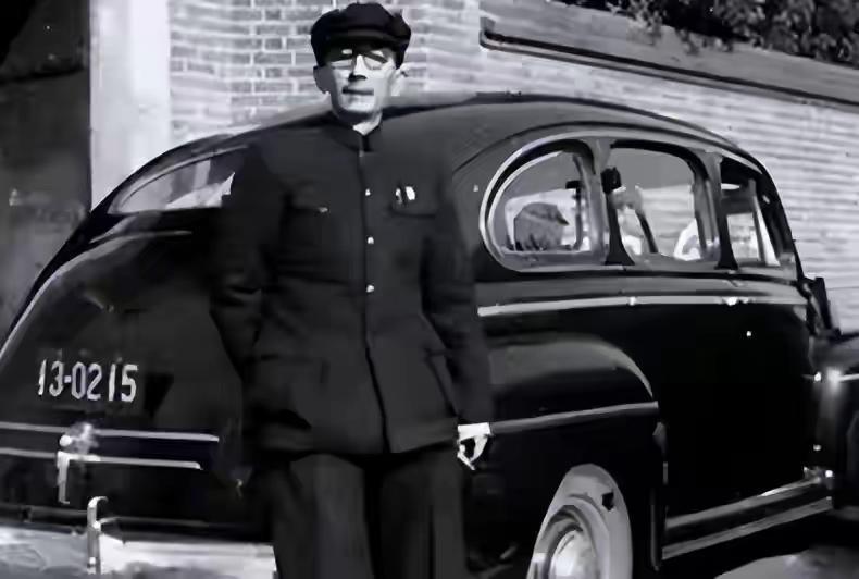 他是天生“福将”，黄埔四期毕业，25岁当上国民党中将，一生吃喝玩乐，1949年参