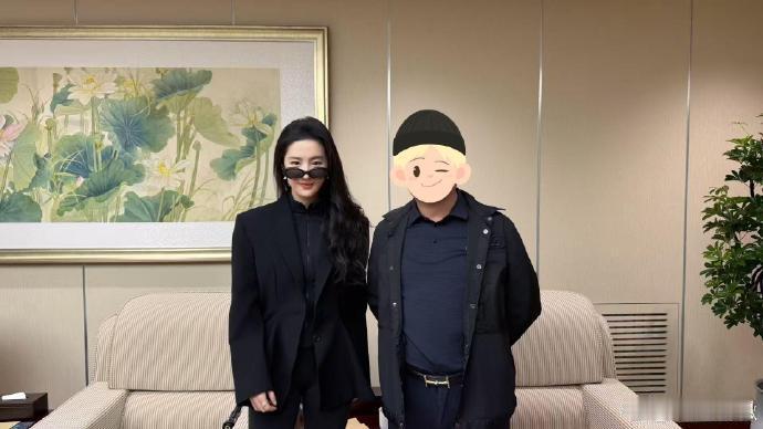 刘亦菲墨镜黑西装刘亦菲我笑纳了刘亦菲怎么帅成这样了[捂嘴哭]老公下次演个这样的角