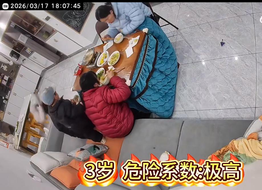 湖南一家人正在吃晚饭，3 岁的儿子把枕头抛到餐桌上，打翻了酒精炉子差点烫到对面坐