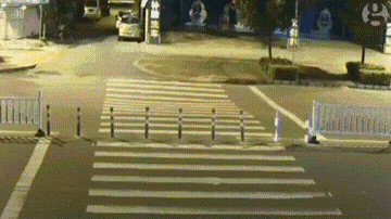 我还以为中国马路上也有3D画！掉进坑的刘先生一脸兴奋的跟民警说 ​​​