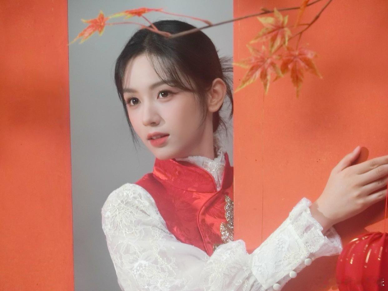 彩色毛衣气质温柔、笑容甜美——周也。这是周也自己晒出的一组新年美照。照片中周也身