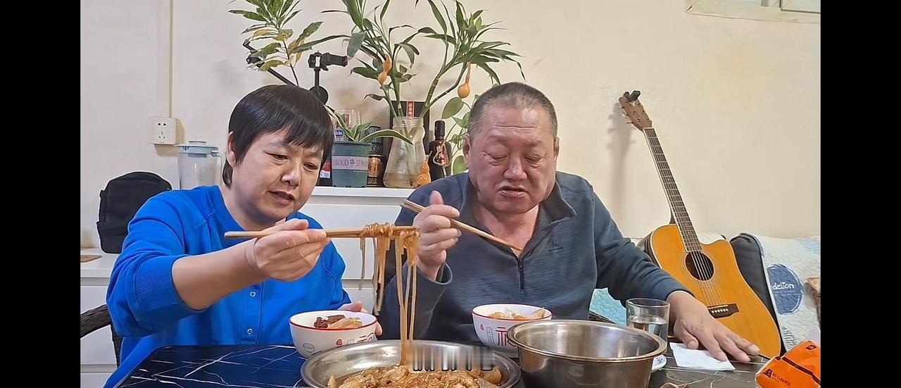 是不是觉得那些“老酒鬼”们，一边喝酒一边过生活，特别接地气？
其实，他们背后藏