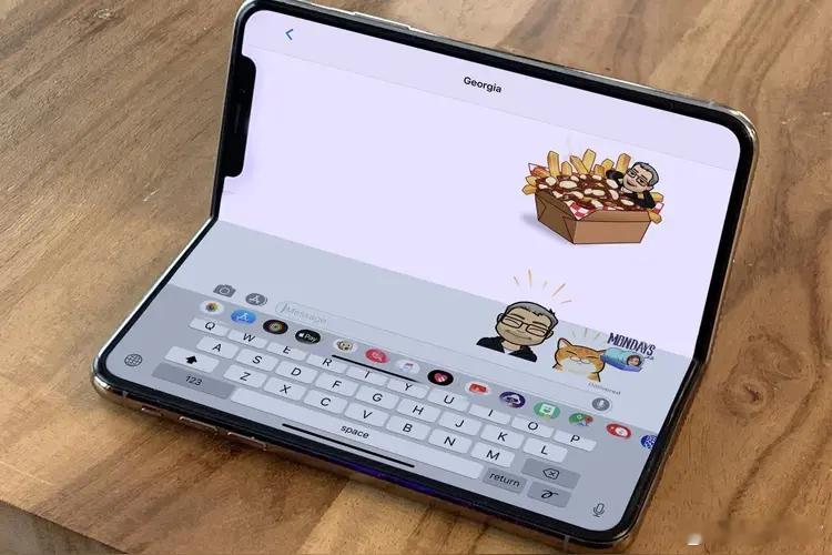 目前华为已经占据中国市场接近70%的折叠屏份额，说一句遥遥领先是不过分的，而苹果