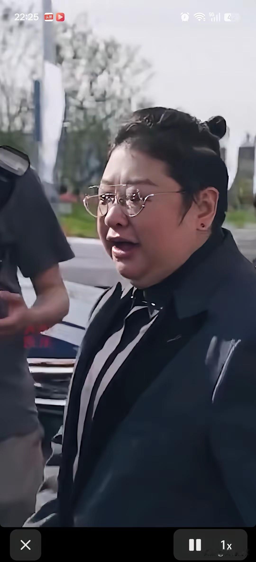 这是红姐吗？是不是她的模仿秀啊？这么多年没有看她梳过这样的发型啊，这就是传说中的