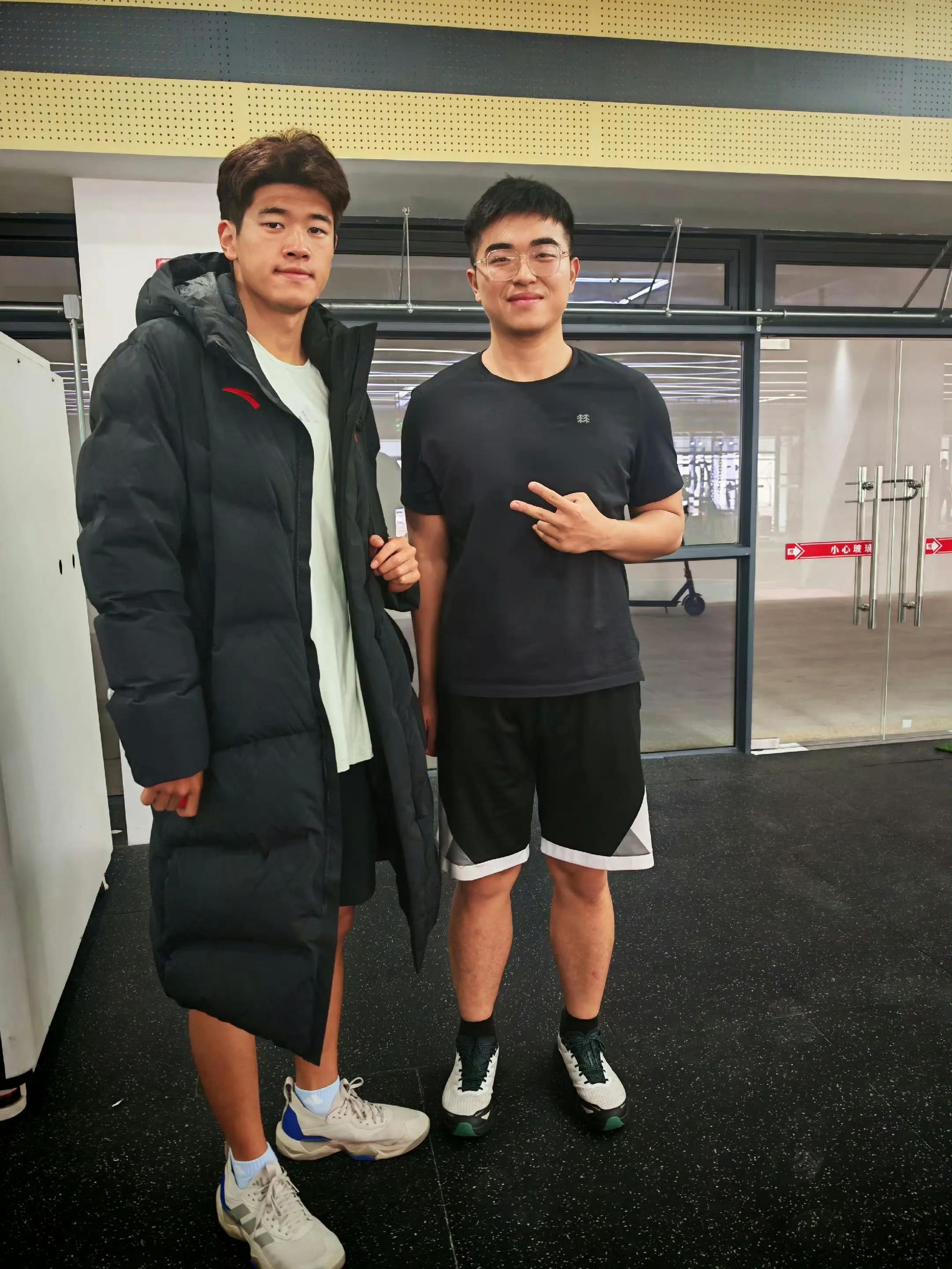 小浣熊合影一张cr.🫘小心冰凉  潘展乐