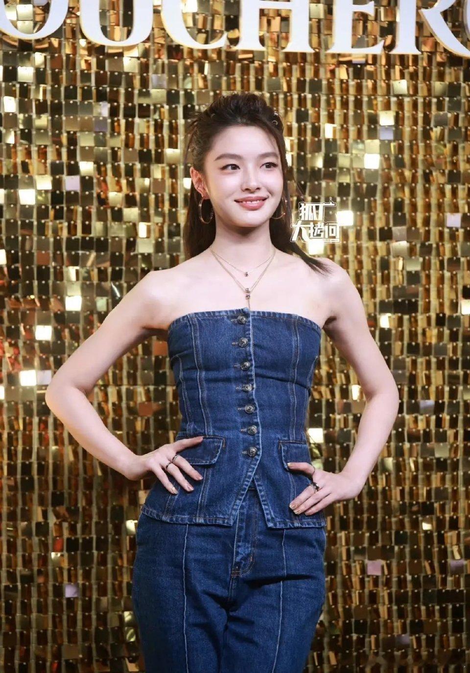 是到底是谁给徐若晗的这个衣服呀？感觉一点儿也没有体现出她本人的特色 ​​​